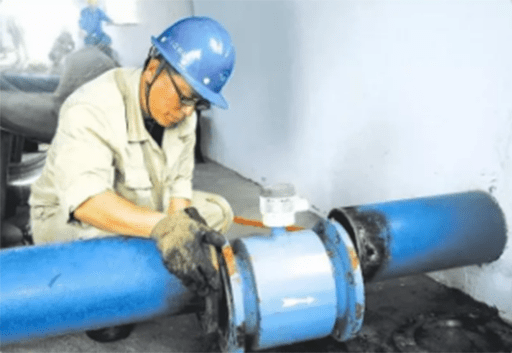 A man is installing a qualified flowmeter